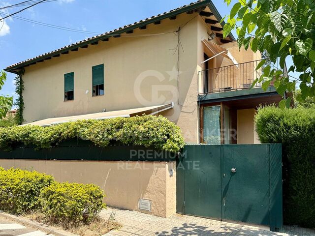 Opportunity! 2 semi-detached houses + a separable flat plot next to Bellaterra station.