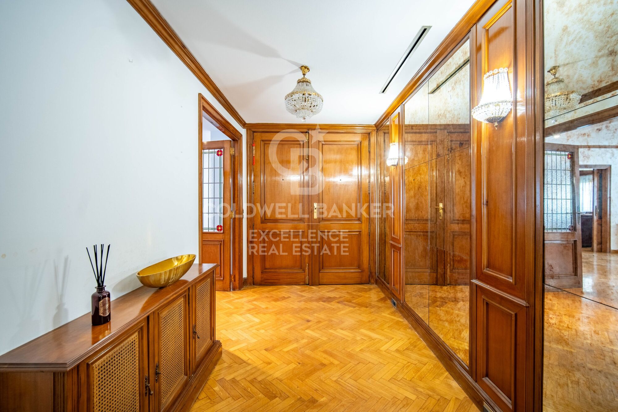 Elegant Residence on Calle Colón - Luxury and Space in Valencia's Finest Location