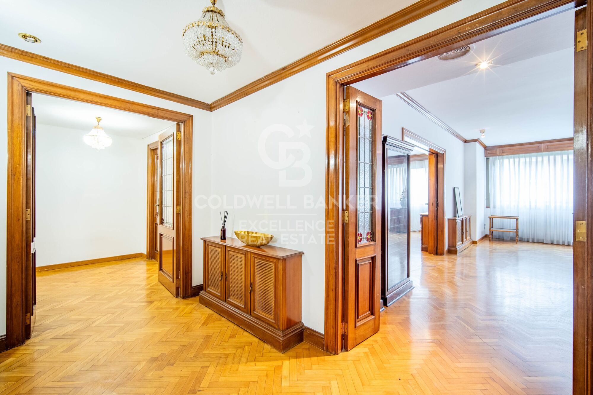 Elegant Residence on Calle Colón - Luxury and Space in Valencia's Finest Location