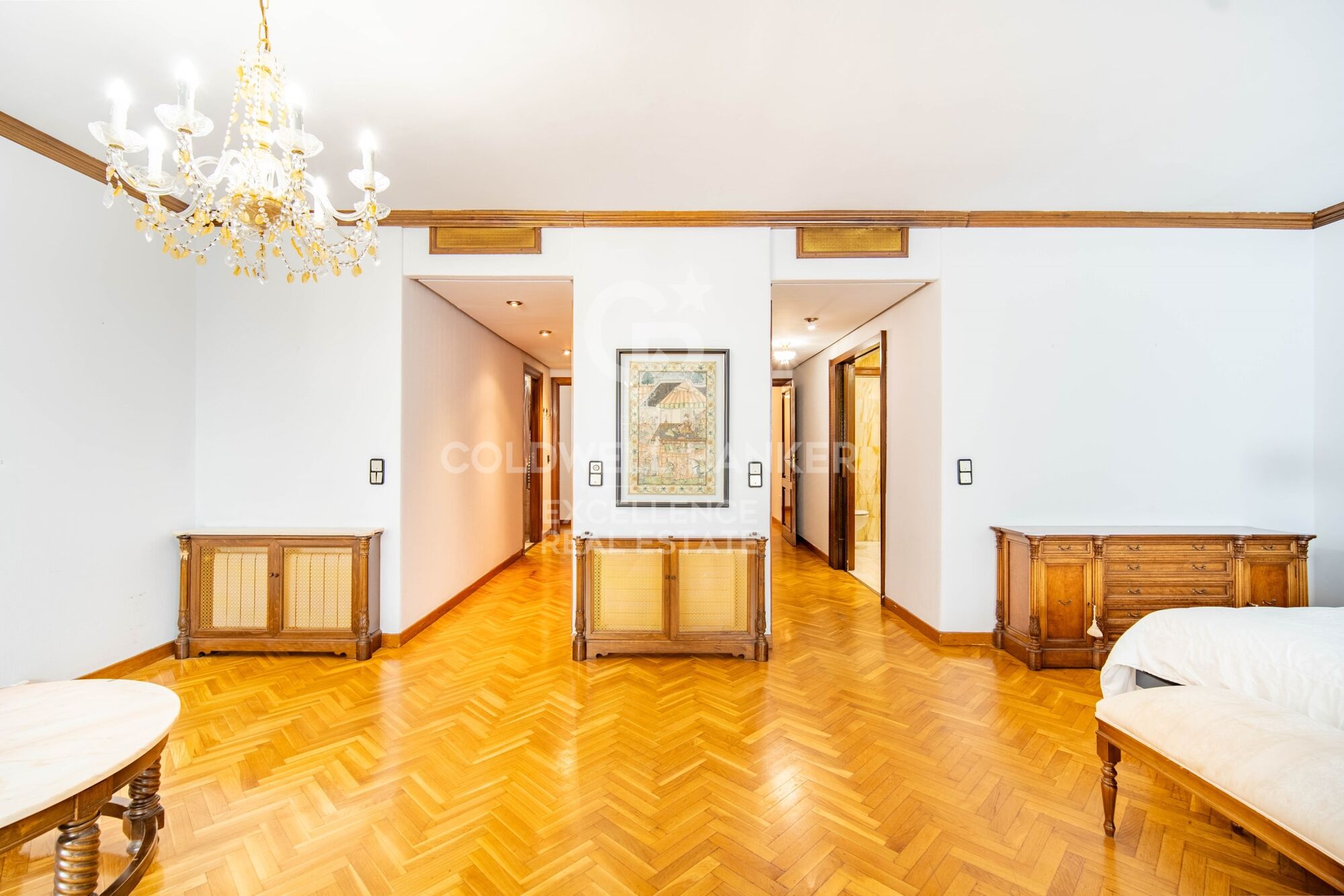 Elegant Residence on Calle Colón - Luxury and Space in Valencia's Finest Location