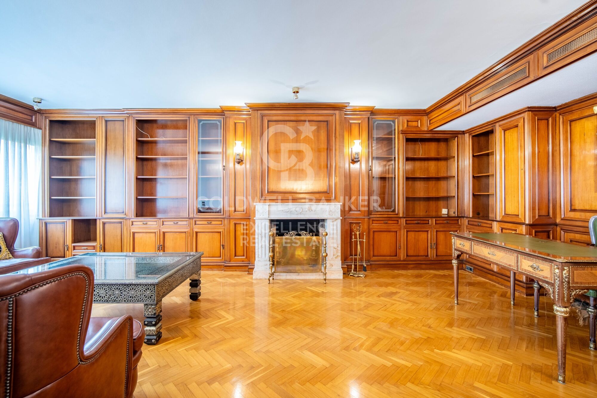 Elegant Residence on Calle Colón - Luxury and Space in Valencia's Finest Location