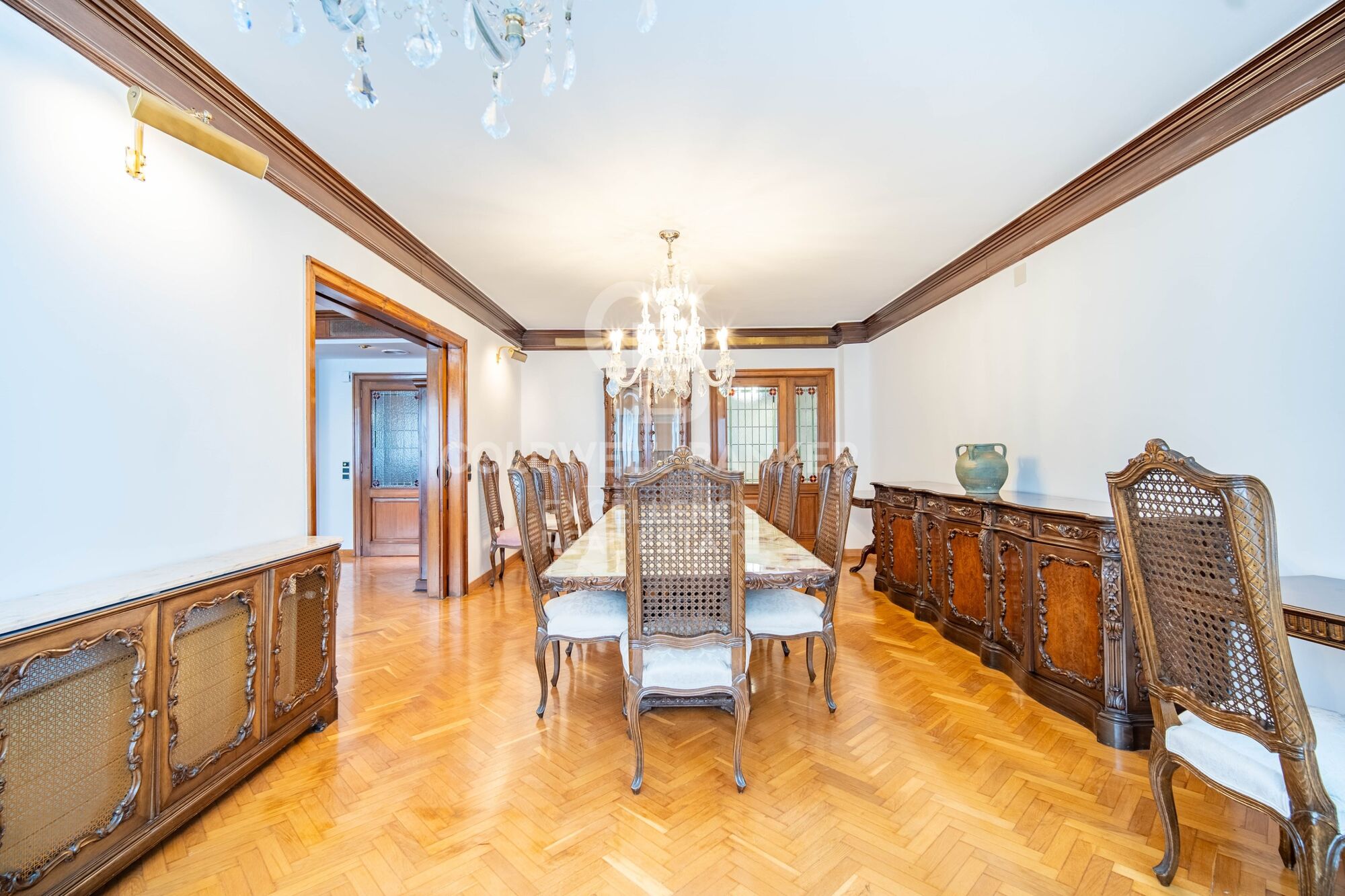 Elegant Residence on Calle Colón - Luxury and Space in Valencia's Finest Location