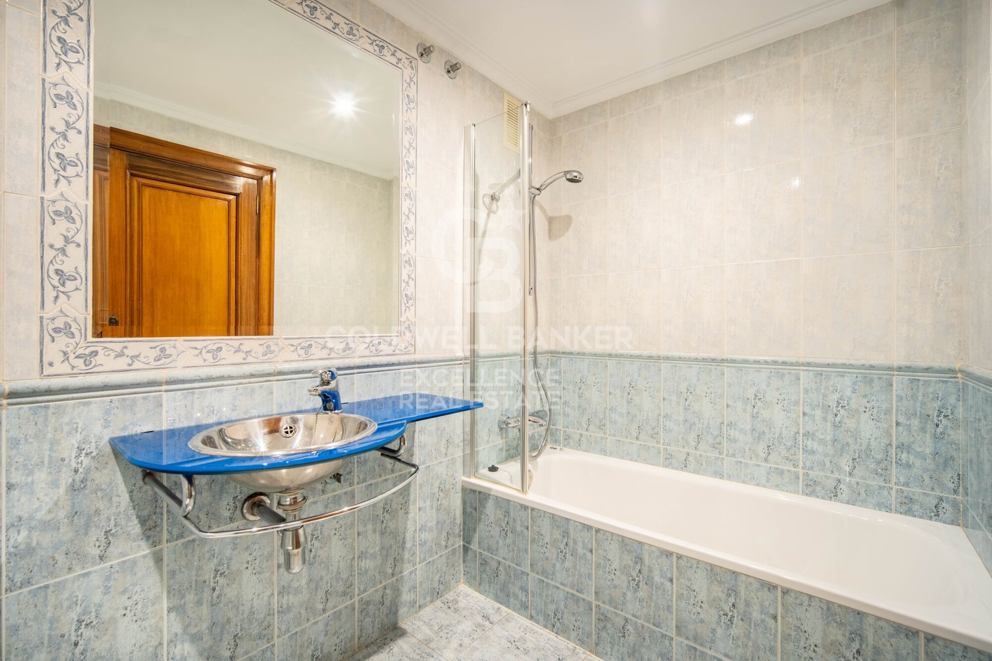 Elegant Residence on Calle Colón - Luxury and Space in Valencia's Finest Location