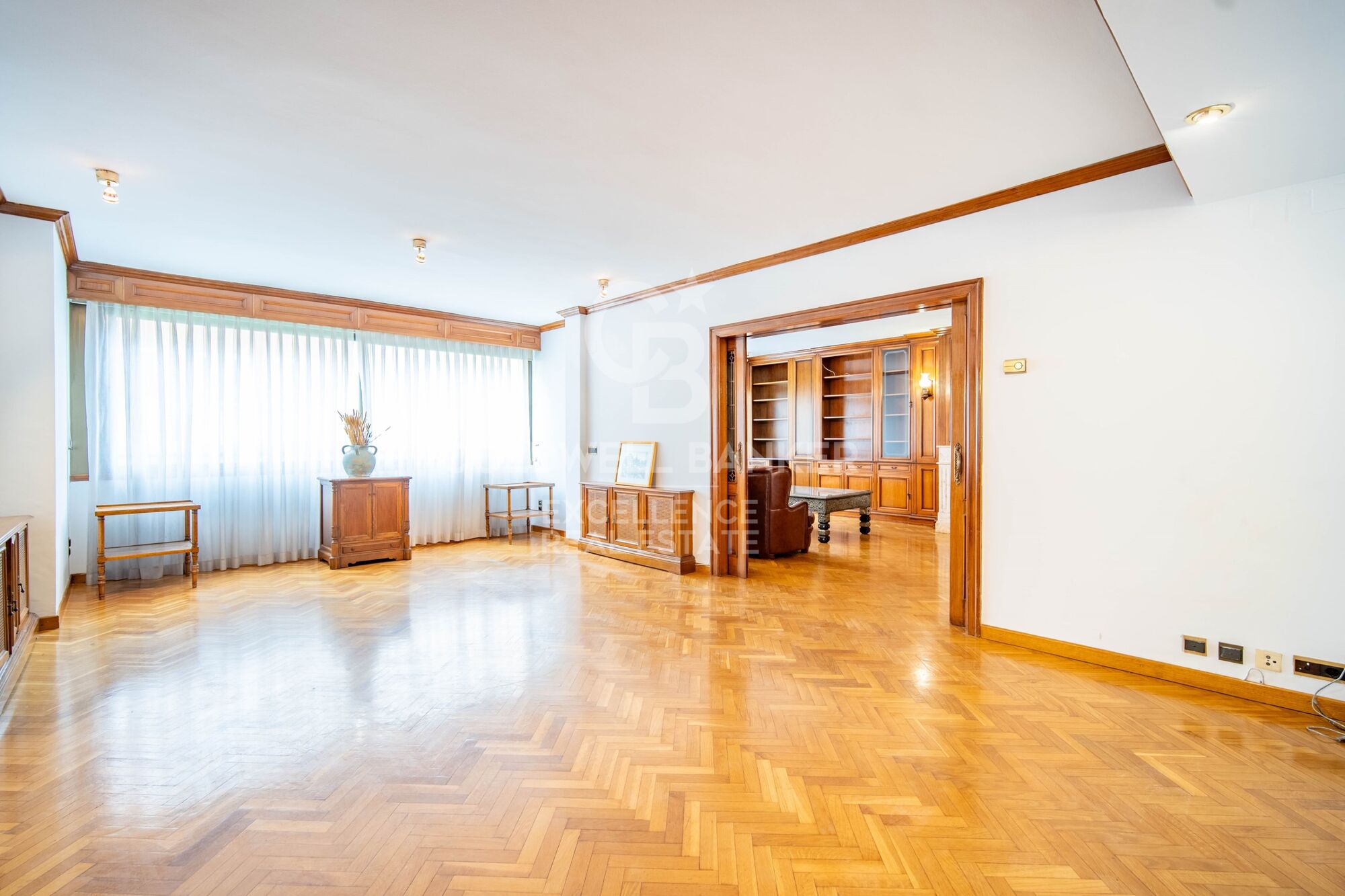 Elegant Residence on Calle Colón - Luxury and Space in Valencia's Finest Location