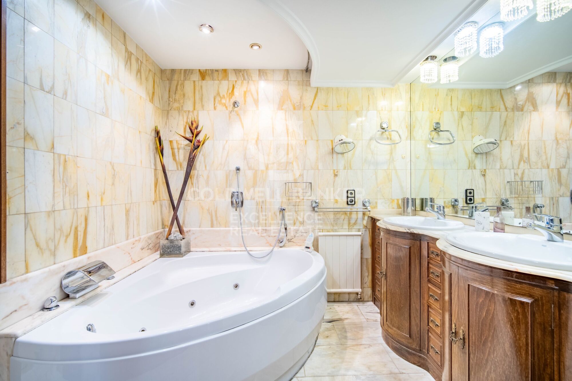 Elegant Residence on Calle Colón - Luxury and Space in Valencia's Finest Location