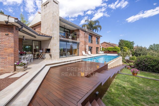 WONDERFUL DESIGN HOUSE READY TO MOVE IN