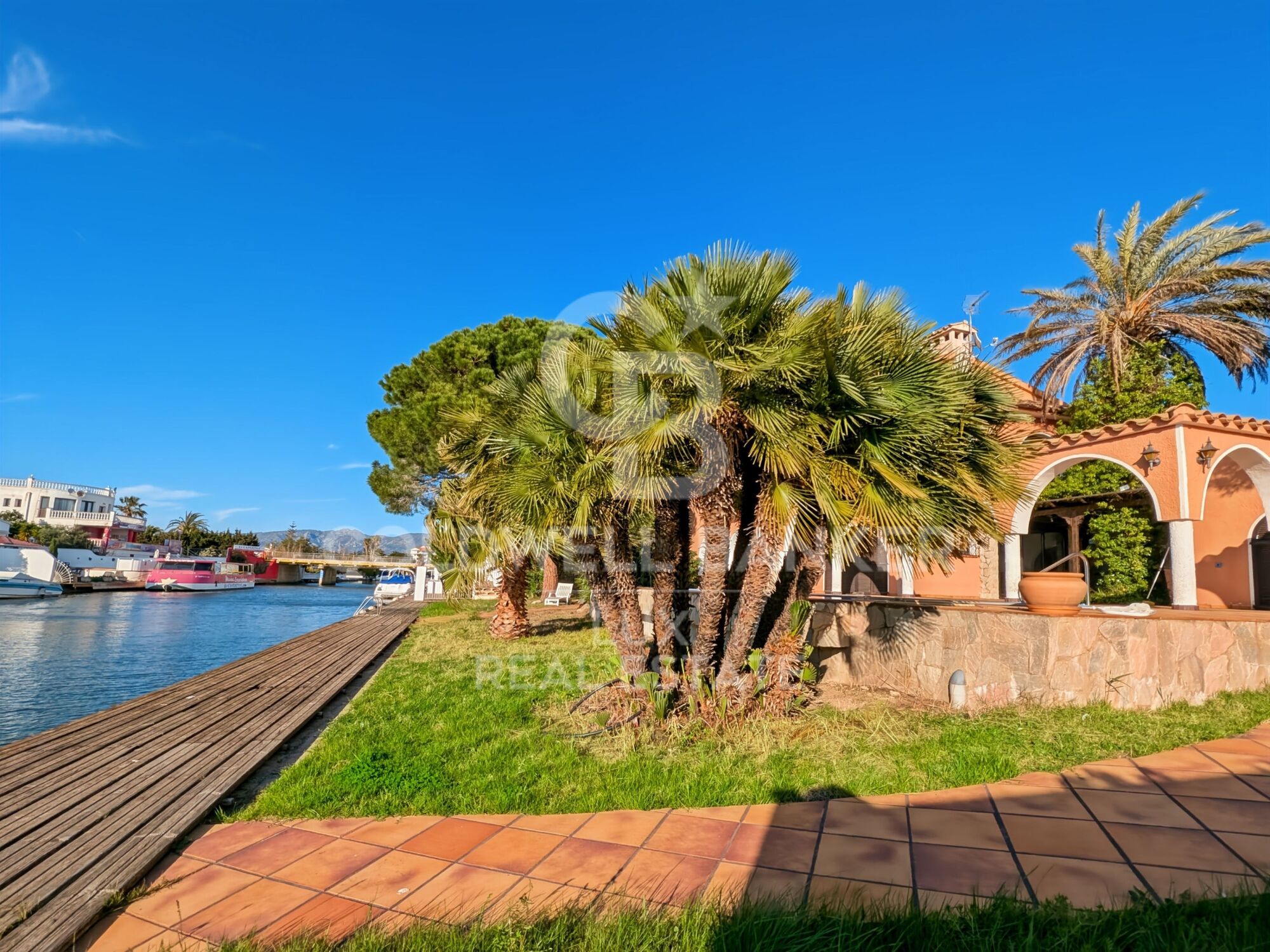 Villa with 30 m mooring in wide canal, Empuriabrava