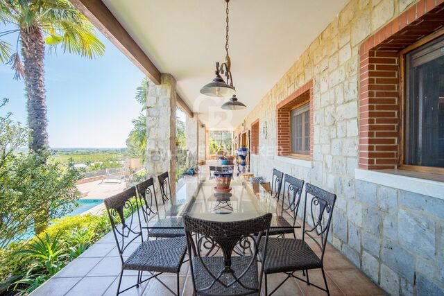 Luxury villa in exclusive urbanisation Sierra Perenchiza, 556m2, pool and incredible views