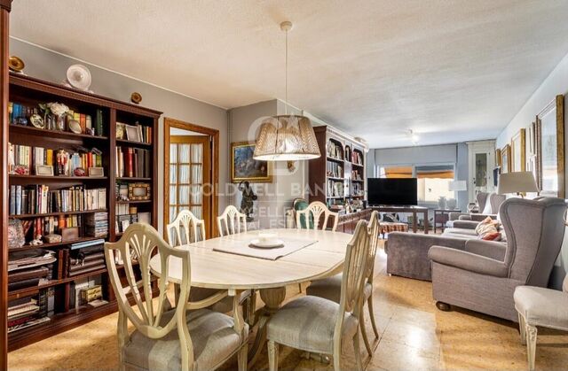 Semi-renovated stately flat of 178m2 with terrace for sale in Sant Francesc
