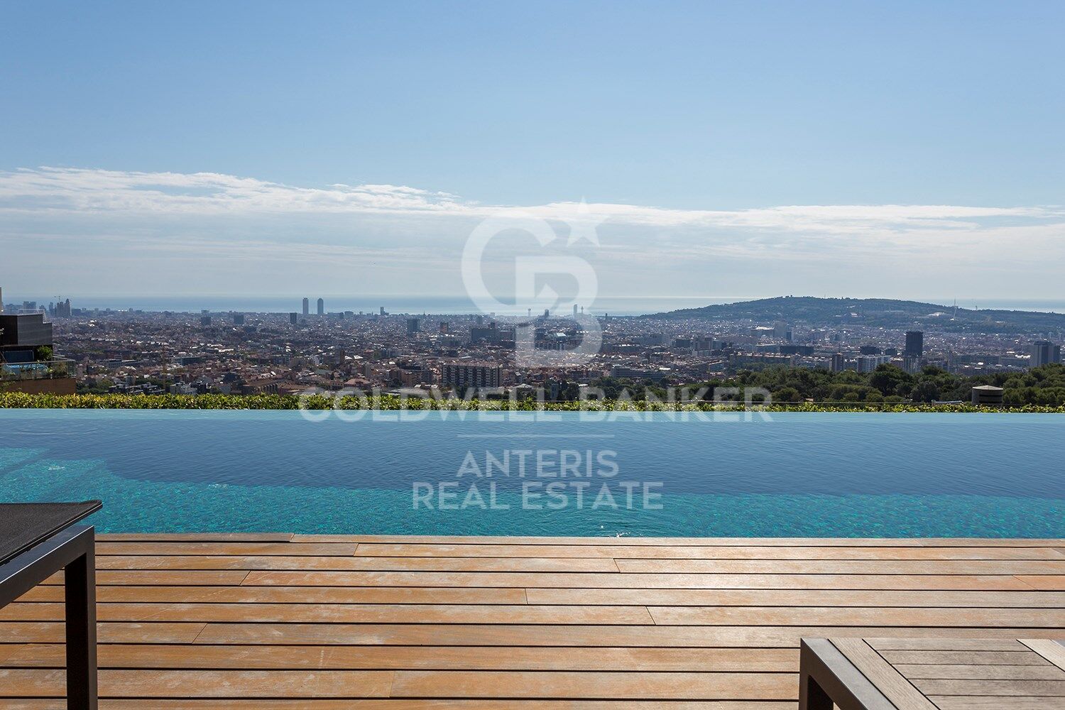 Stunning modern house with breathtaking panoramic views of the city