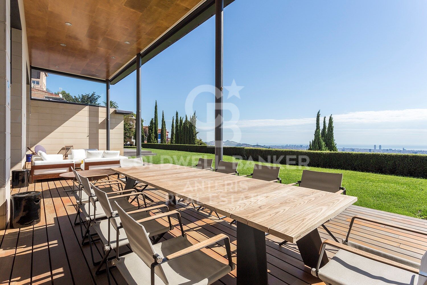 Stunning modern house with breathtaking panoramic views of the city