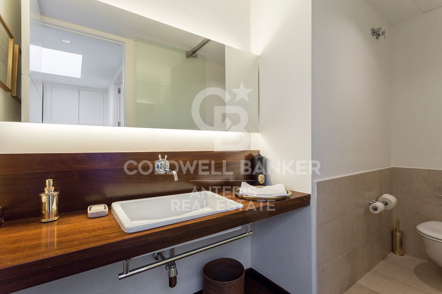 Stunning modern house with breathtaking panoramic views of the city