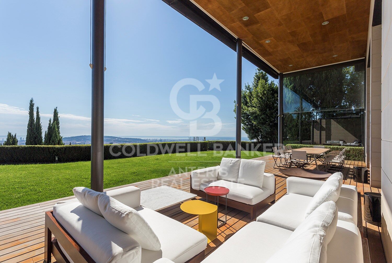 Stunning modern house with breathtaking panoramic views of the city