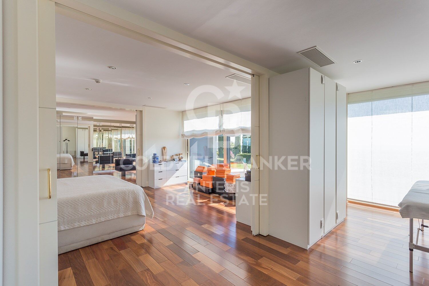 Stunning modern house with breathtaking panoramic views of the city