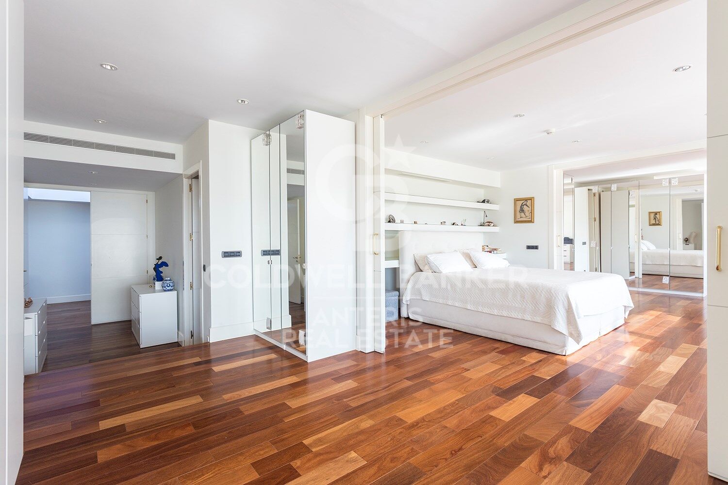 Stunning modern house with breathtaking panoramic views of the city