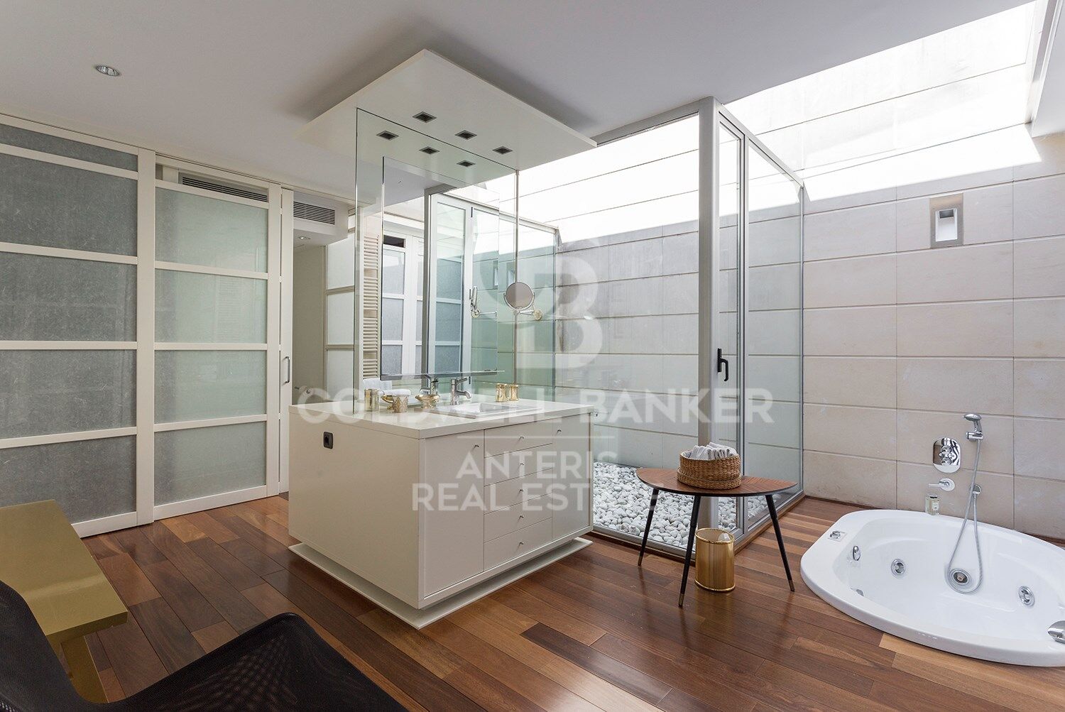 Stunning modern house with breathtaking panoramic views of the city