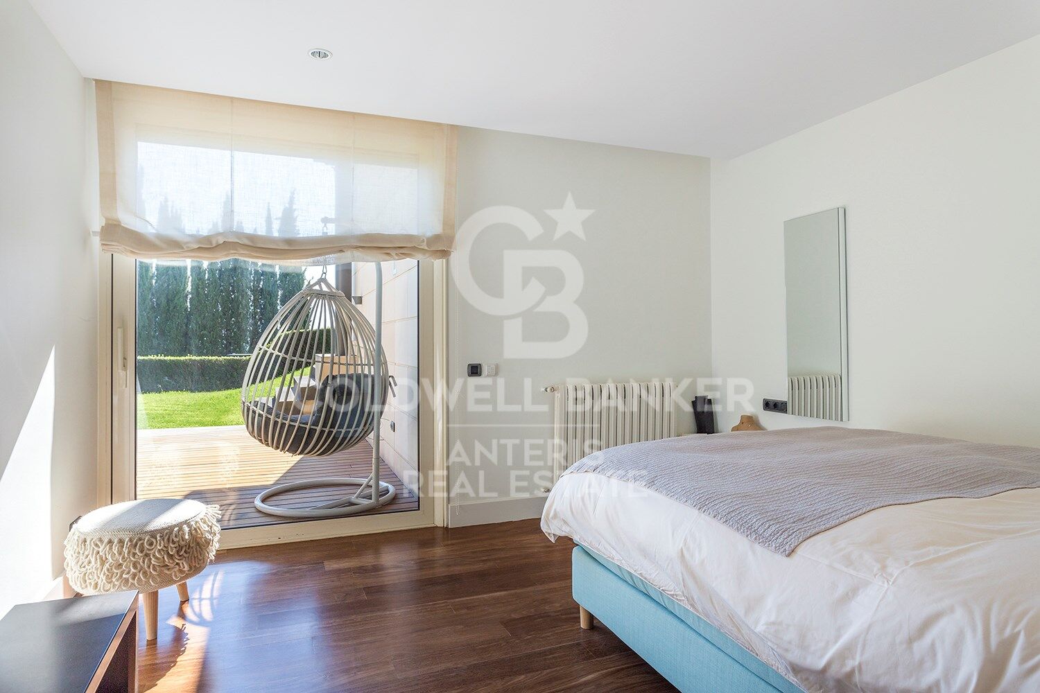 Stunning modern house with breathtaking panoramic views of the city