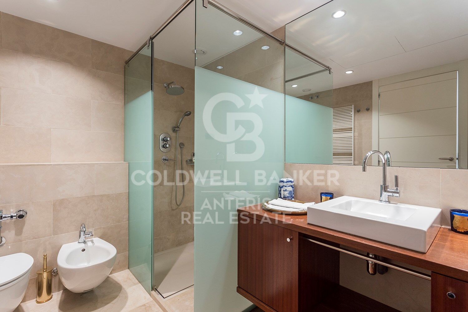 Stunning modern house with breathtaking panoramic views of the city