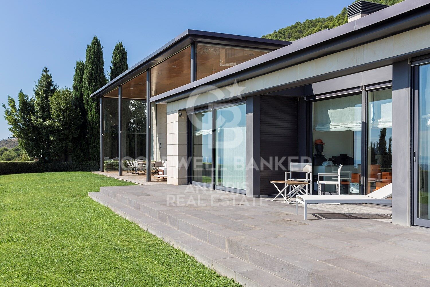 Stunning modern house with breathtaking panoramic views of the city