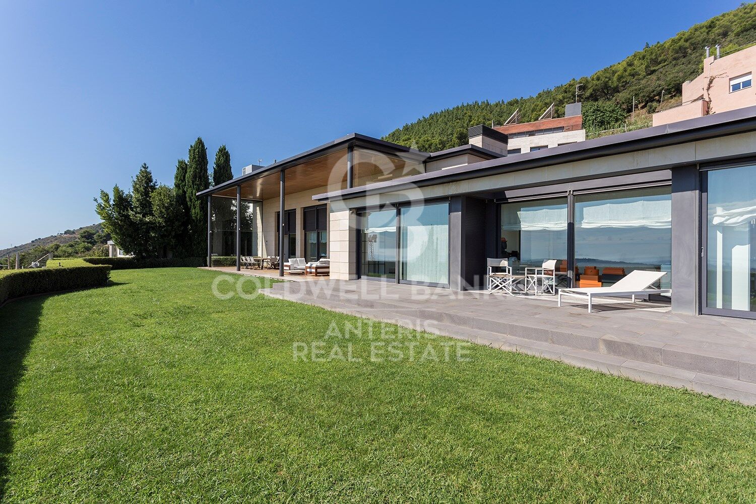 Stunning modern house with breathtaking panoramic views of the city