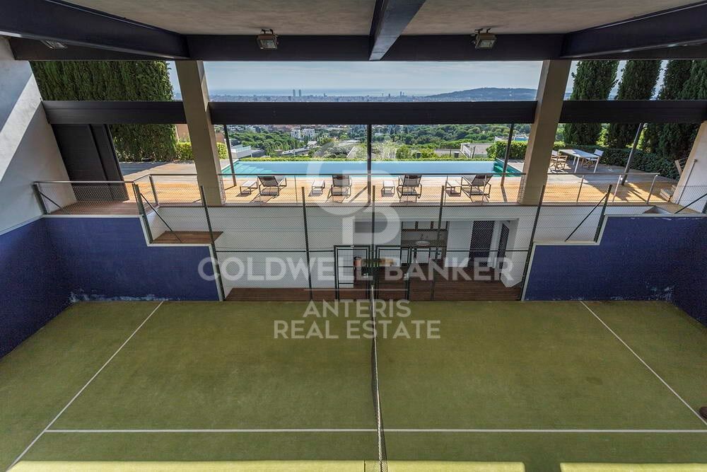 Stunning modern house with breathtaking panoramic views of the city