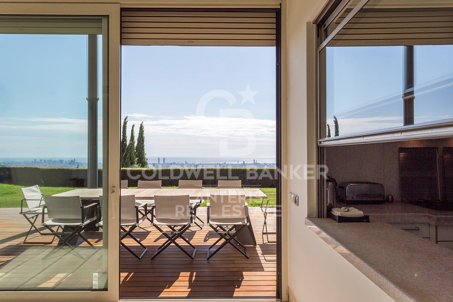 Stunning modern house with breathtaking panoramic views of the city