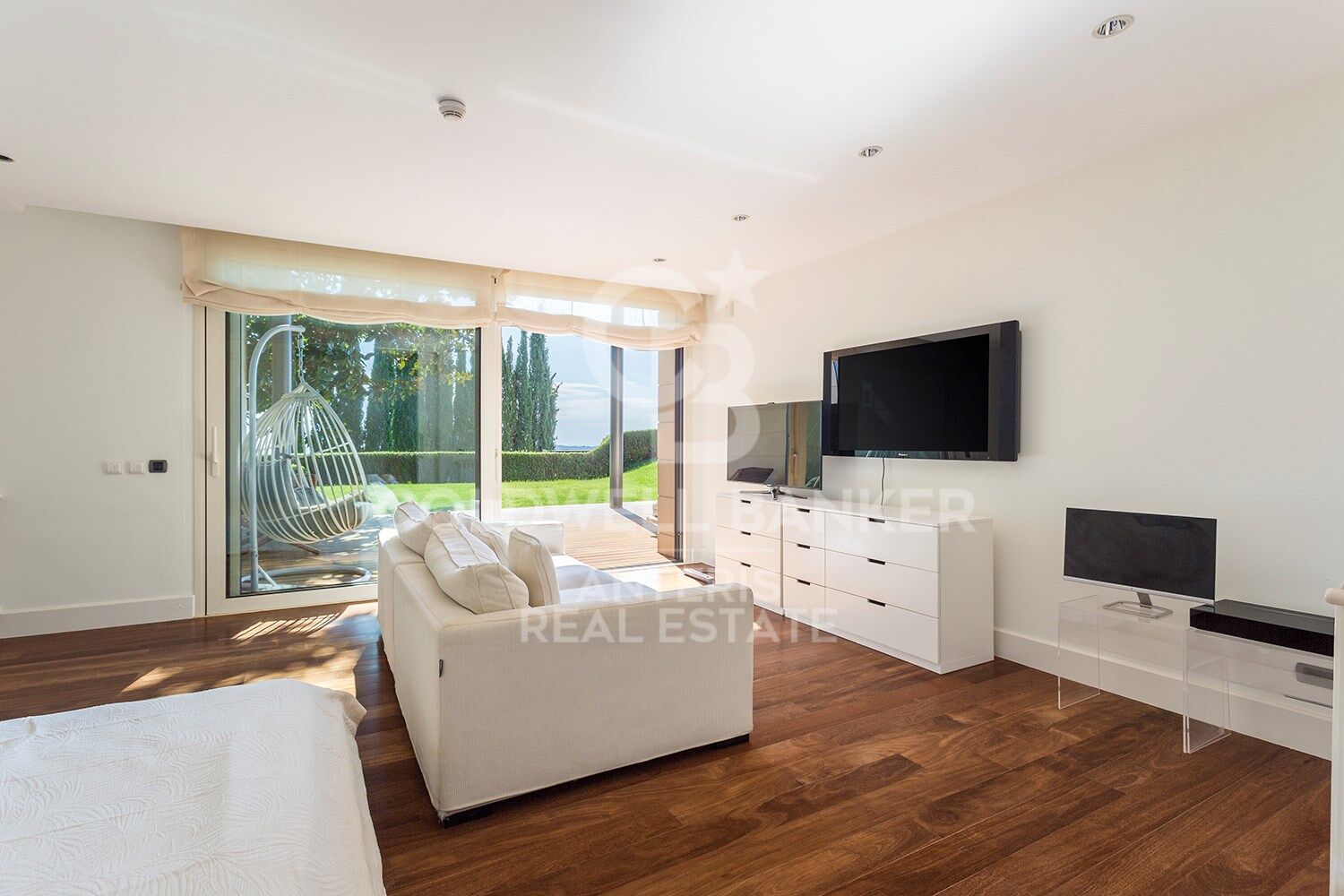 Stunning modern house with breathtaking panoramic views of the city