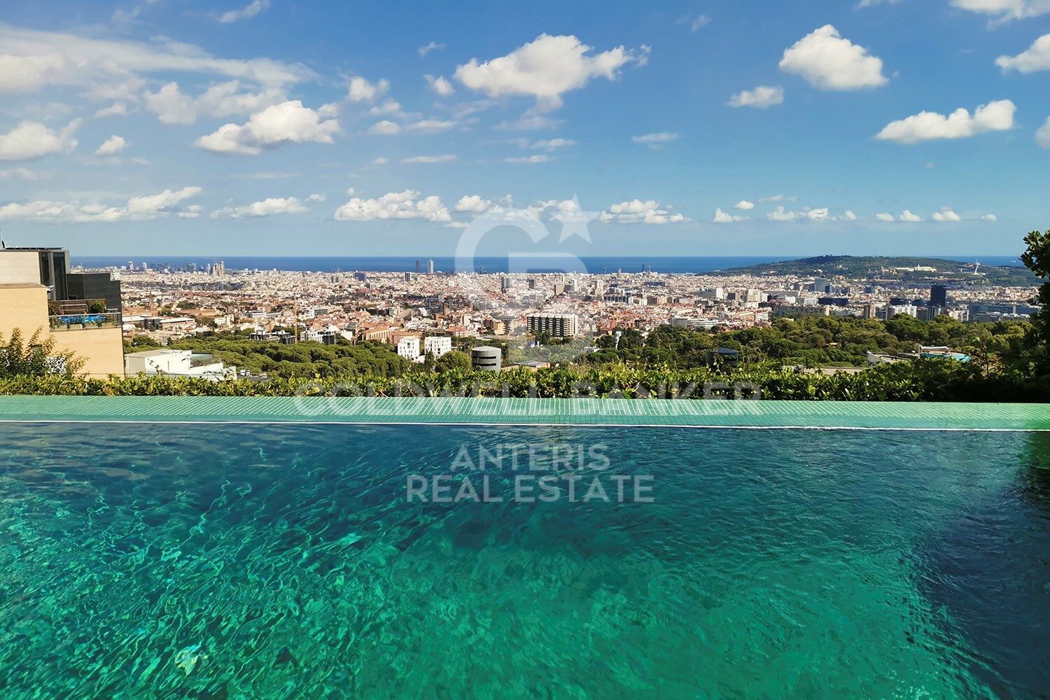 Stunning modern house with breathtaking panoramic views of the city