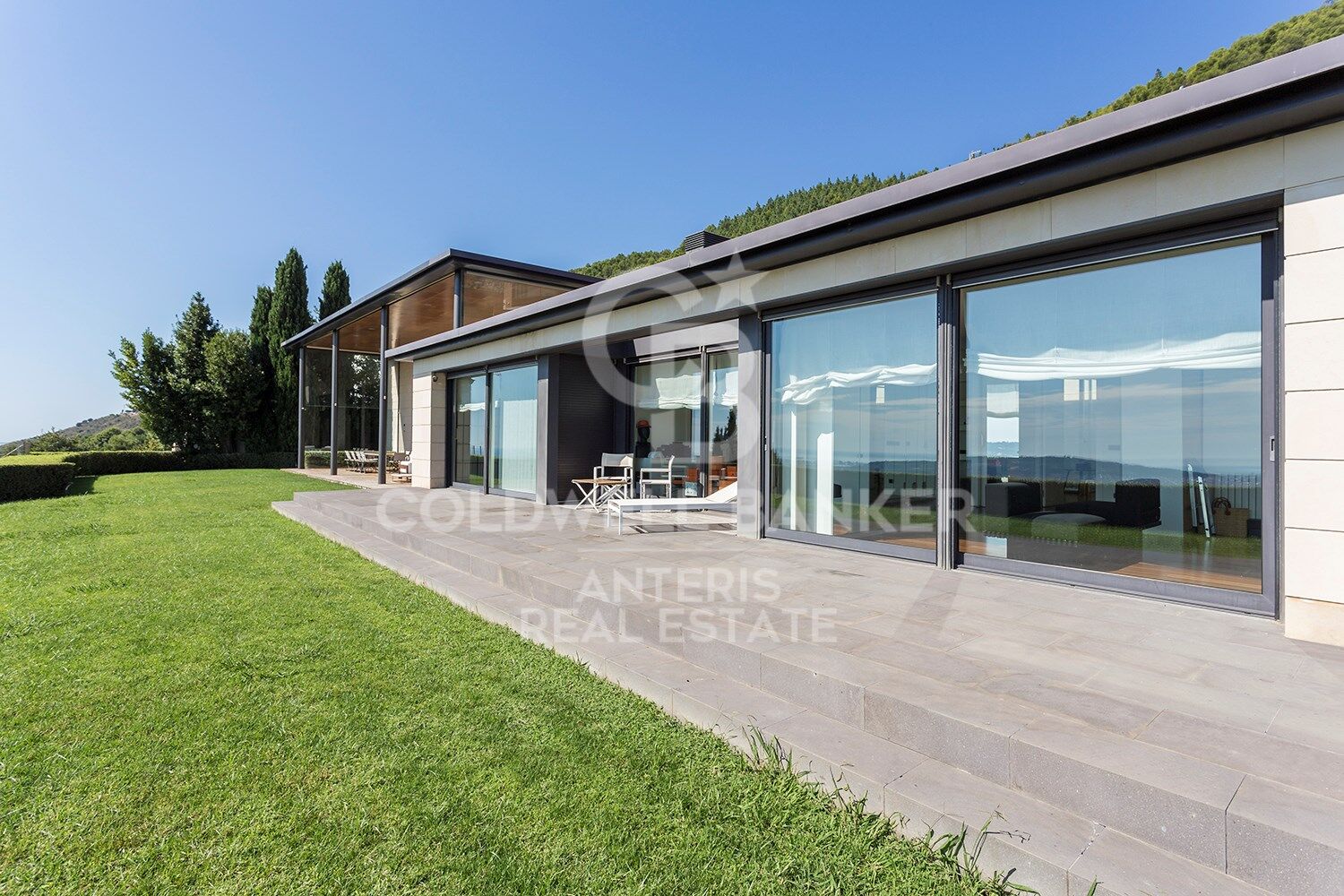 Stunning modern house with breathtaking panoramic views of the city