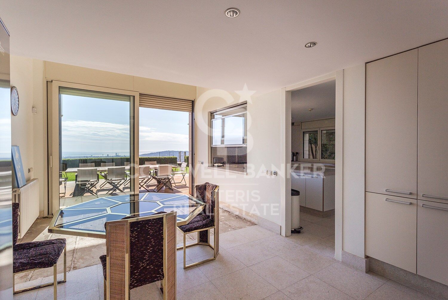 Stunning modern house with breathtaking panoramic views of the city