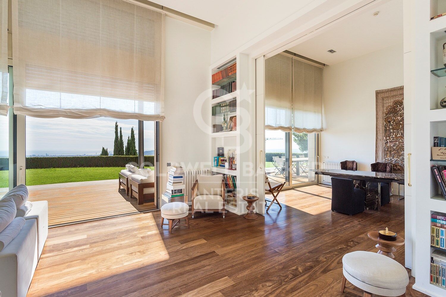 Stunning modern house with breathtaking panoramic views of the city