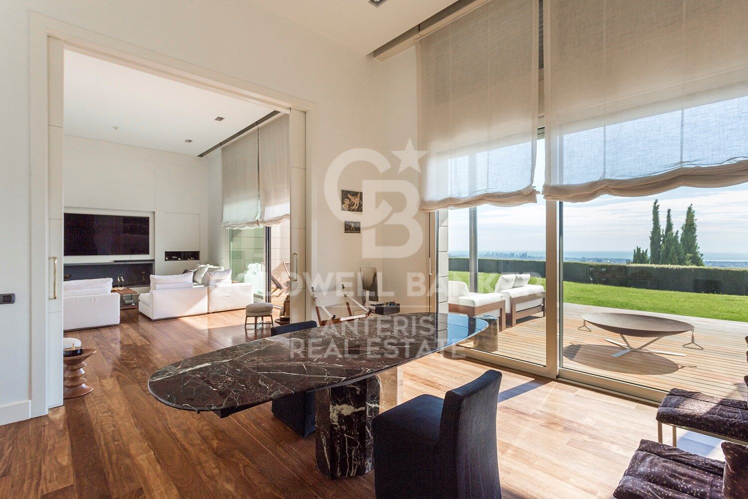 Stunning modern house with breathtaking panoramic views of the city