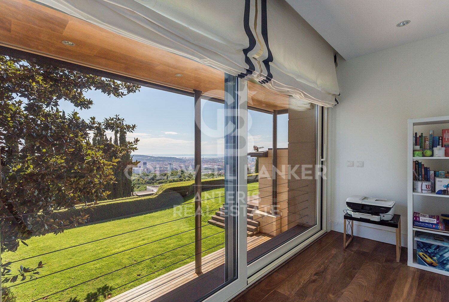 Stunning modern house with breathtaking panoramic views of the city