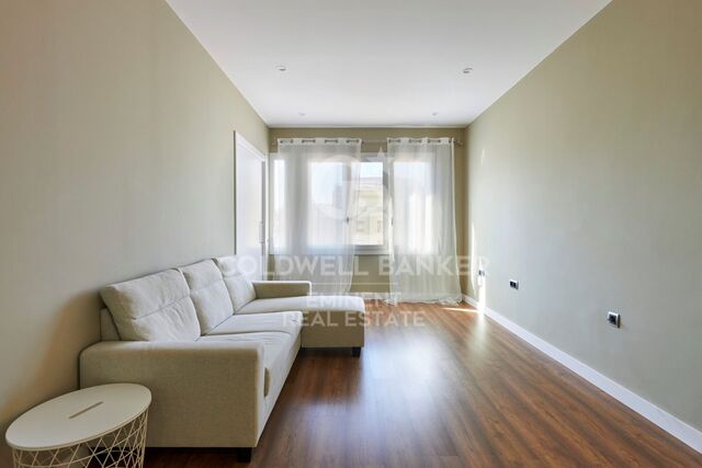 Bright and high-floor apartment for sale in La Dreta de L'Eixample.