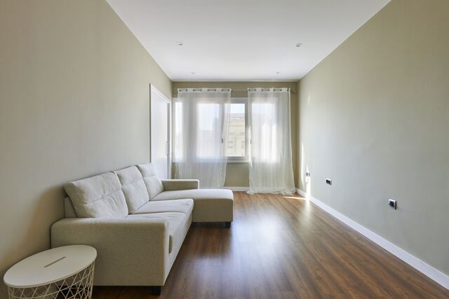 Bright and high-floor apartment for sale in La Dreta de L'Eixample.