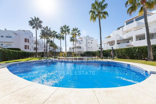 Elegante refugio costero con jardín privado y jacuzzi - Estepona
