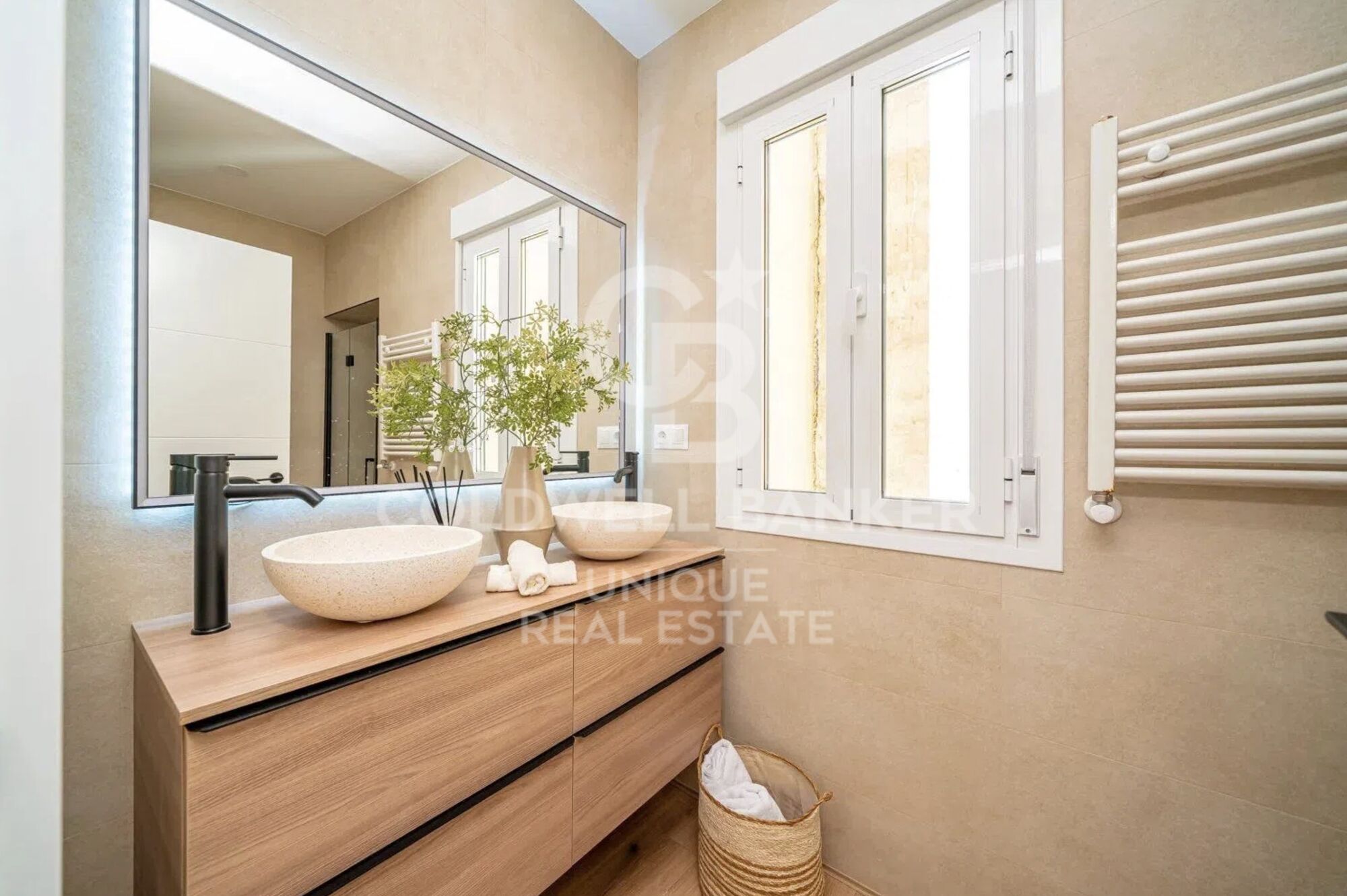 Exclusive exterior flat with 4 bedrooms in the heart of Madrid