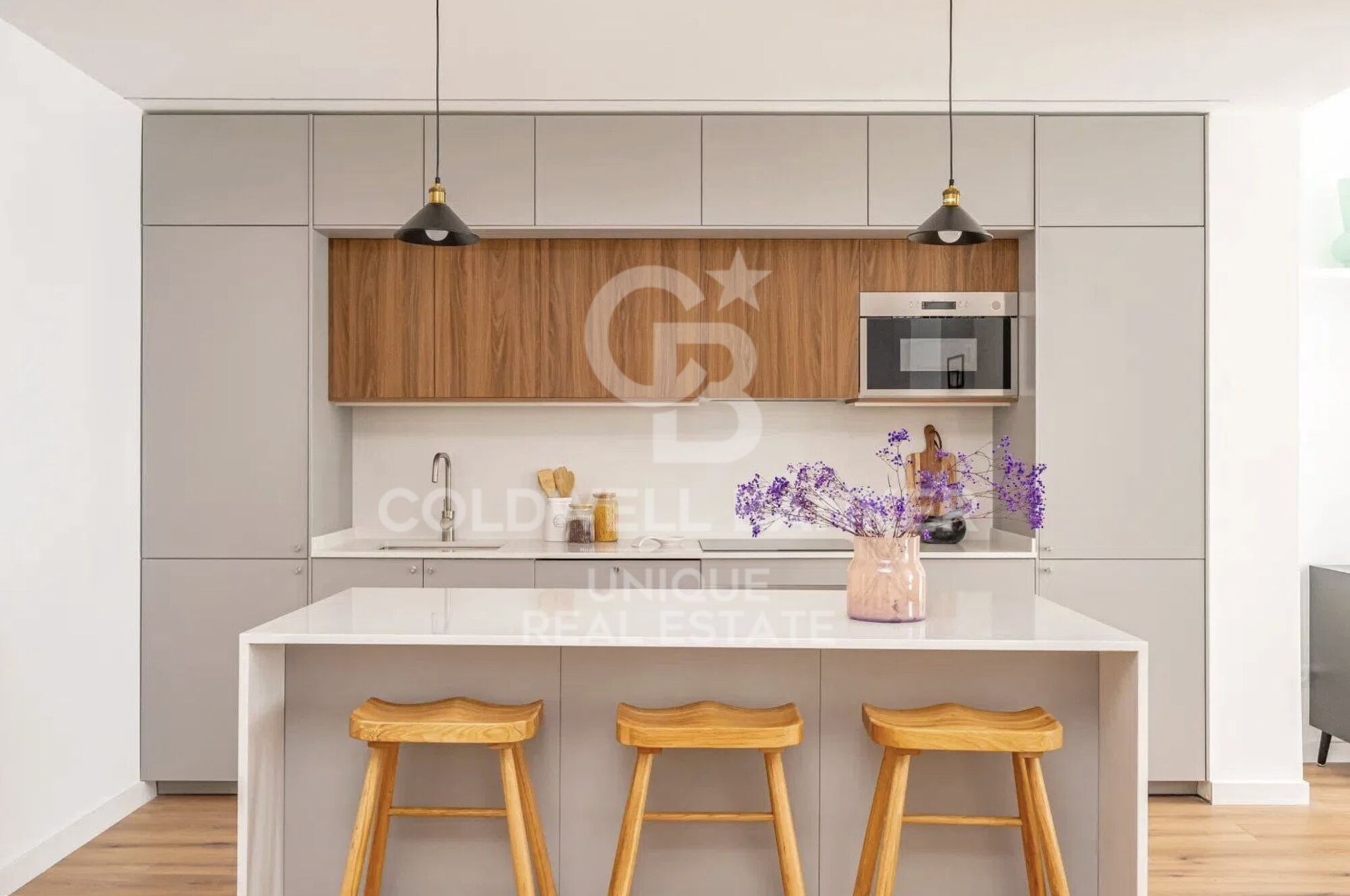 Exclusive exterior flat with 4 bedrooms in the heart of Madrid