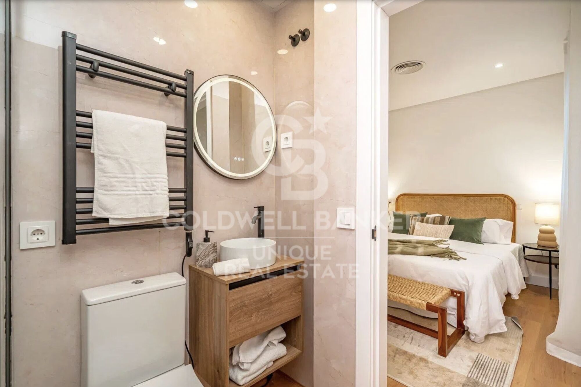 Exclusive renovated exterior flat with 2 bedrooms in the centre of Madrid