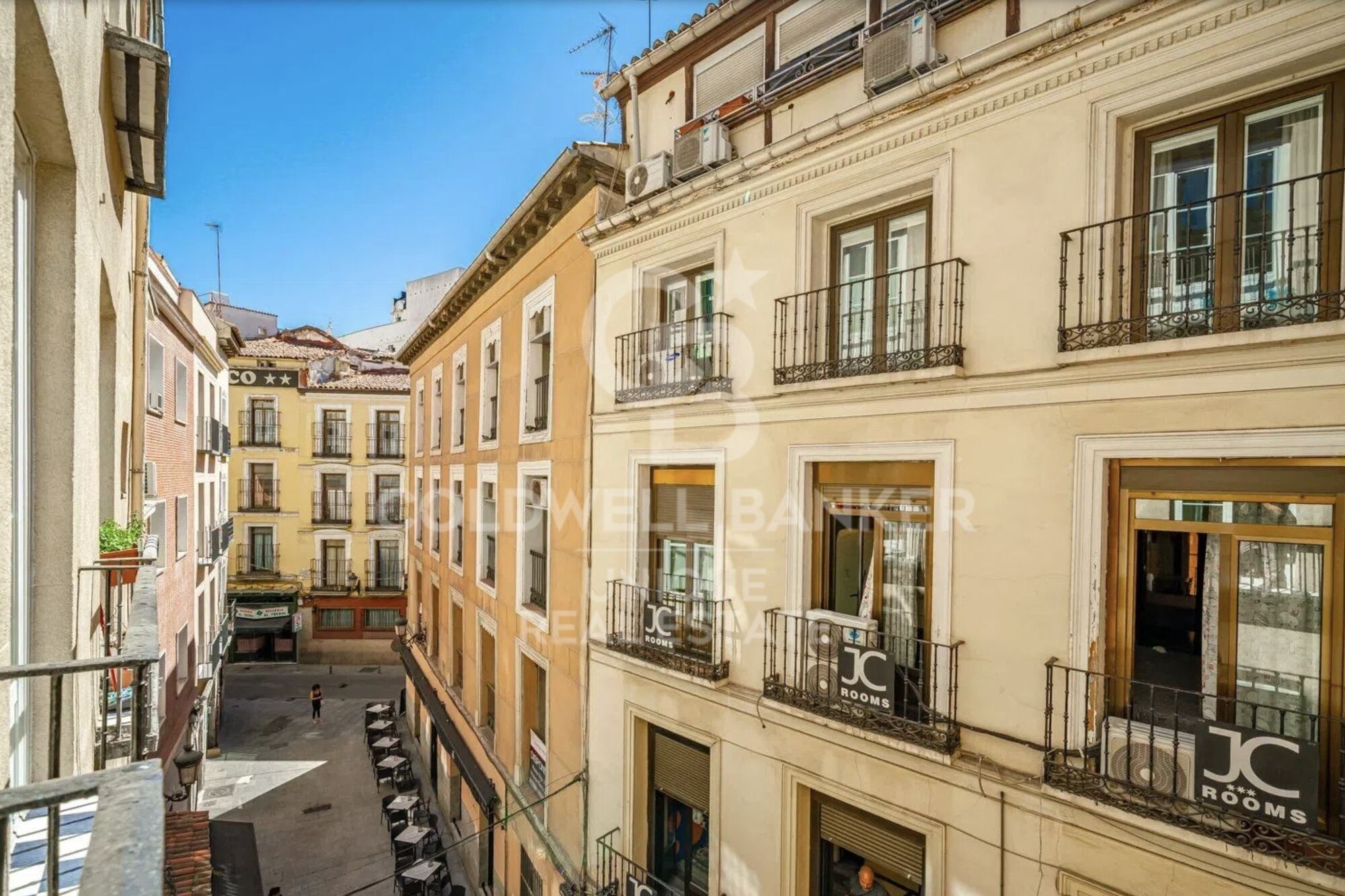 Exclusive renovated exterior flat with 2 bedrooms in the centre of Madrid