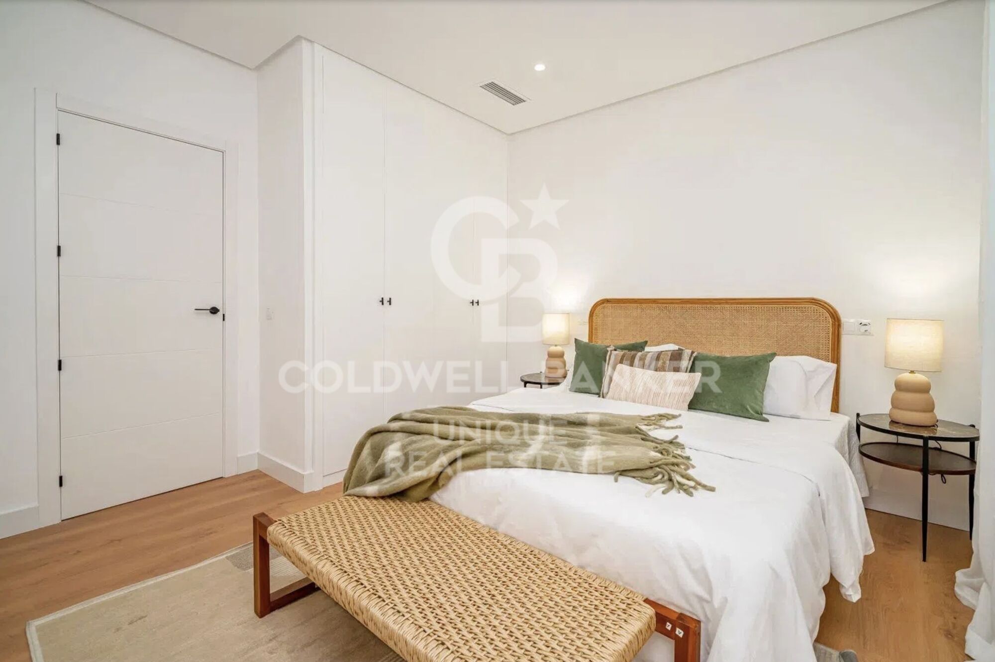 Exclusive renovated exterior flat with 2 bedrooms in the centre of Madrid