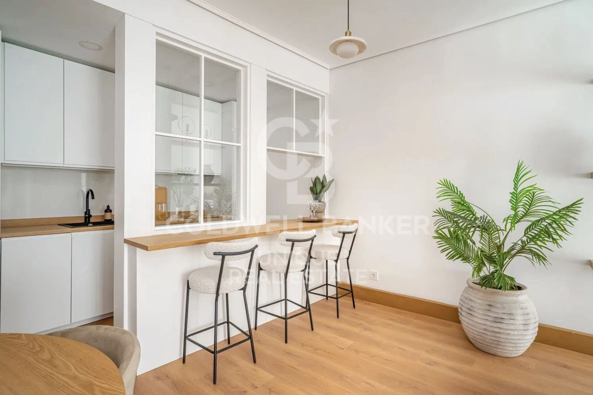 Exclusive renovated exterior flat with 2 bedrooms in the centre of Madrid