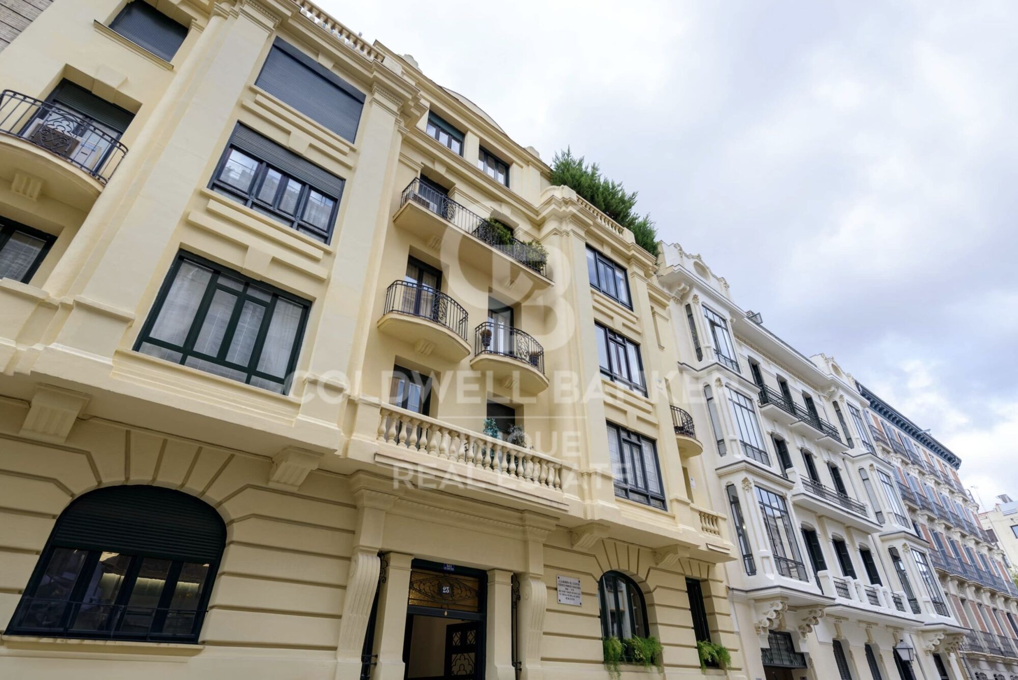 Exclusive 4-bedroom exterior flat in Almagro, Madrid