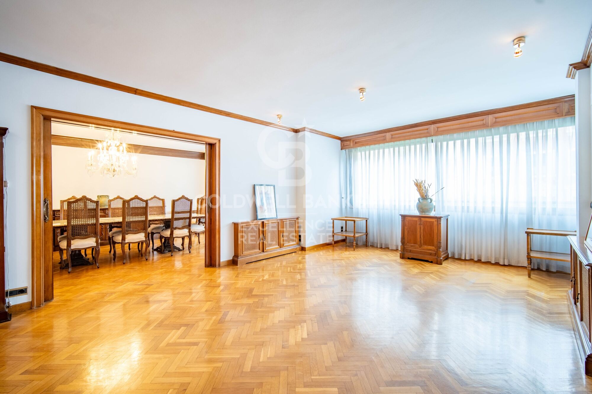 Elegant Residence on Calle Colón - Luxury and Space in Valencia's Finest Location