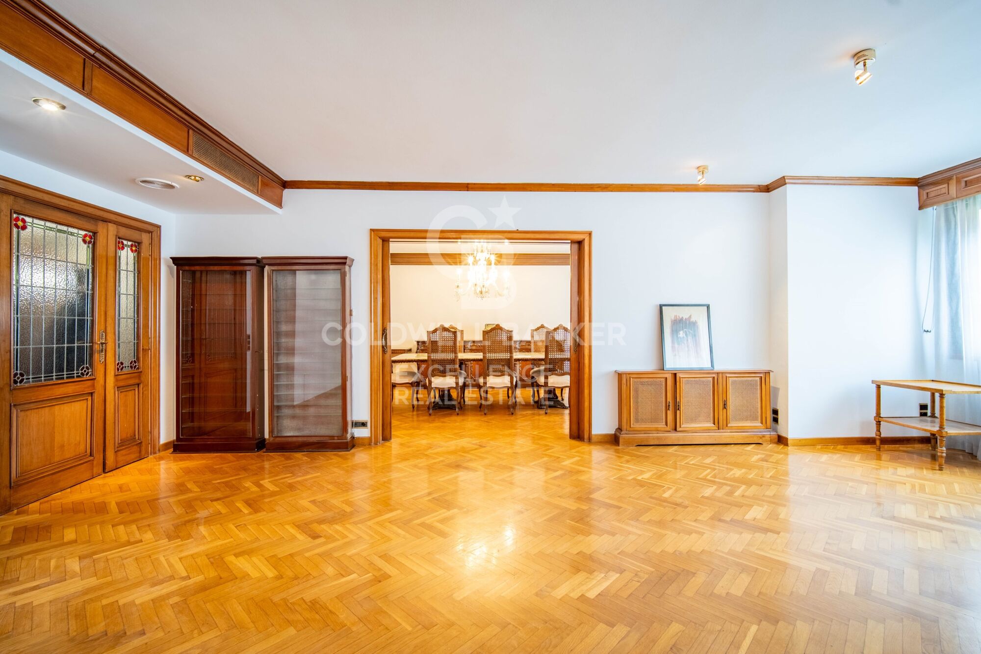 Elegant Residence on Calle Colón - Luxury and Space in Valencia's Finest Location