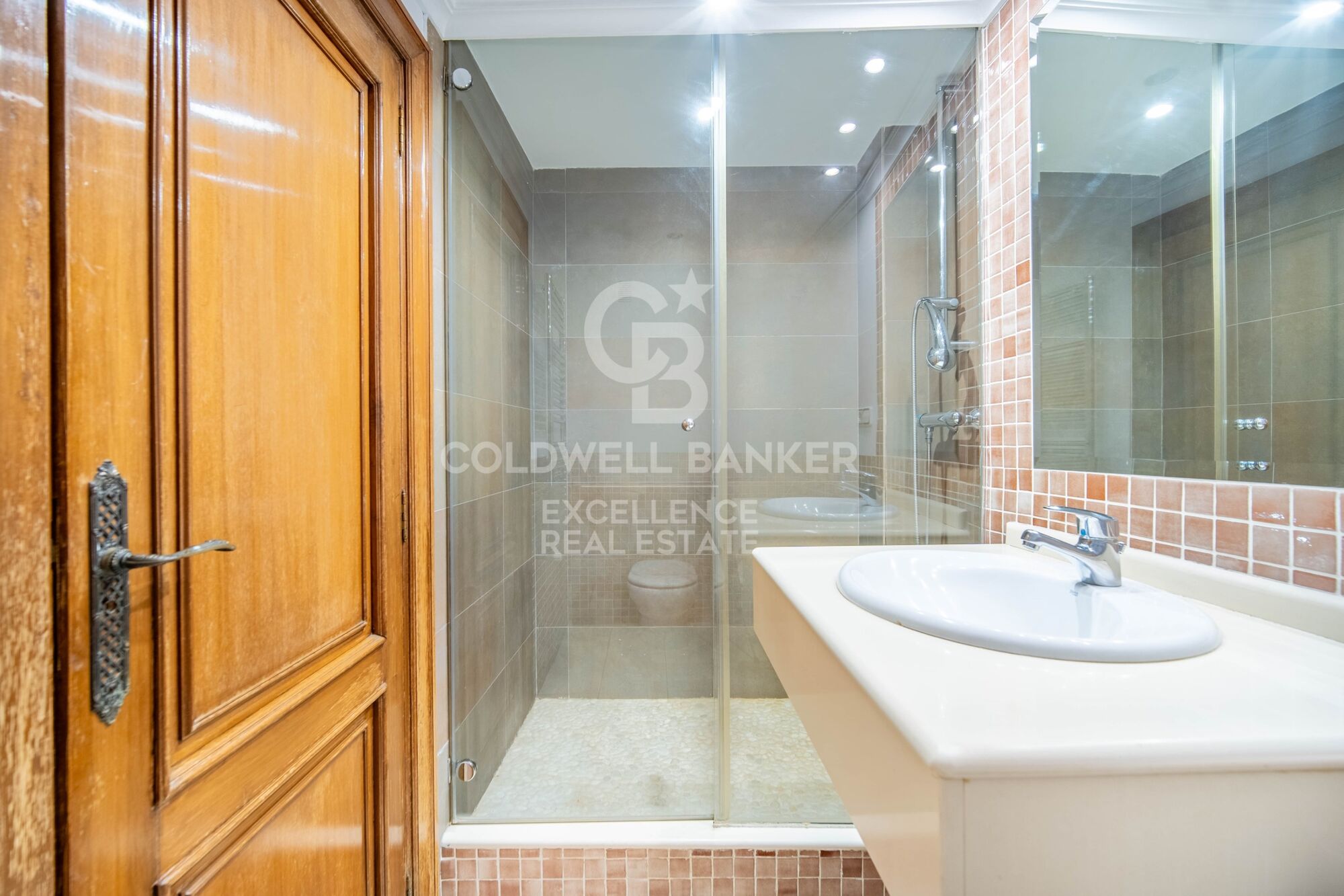 Elegant Residence on Calle Colón - Luxury and Space in Valencia's Finest Location