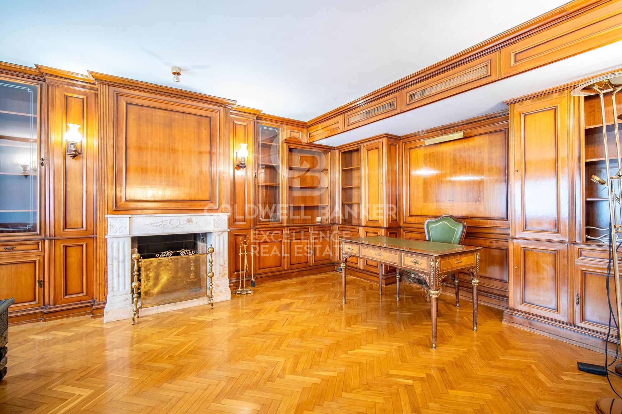 Elegant Residence on Calle Colón - Luxury and Space in Valencia's Finest Location