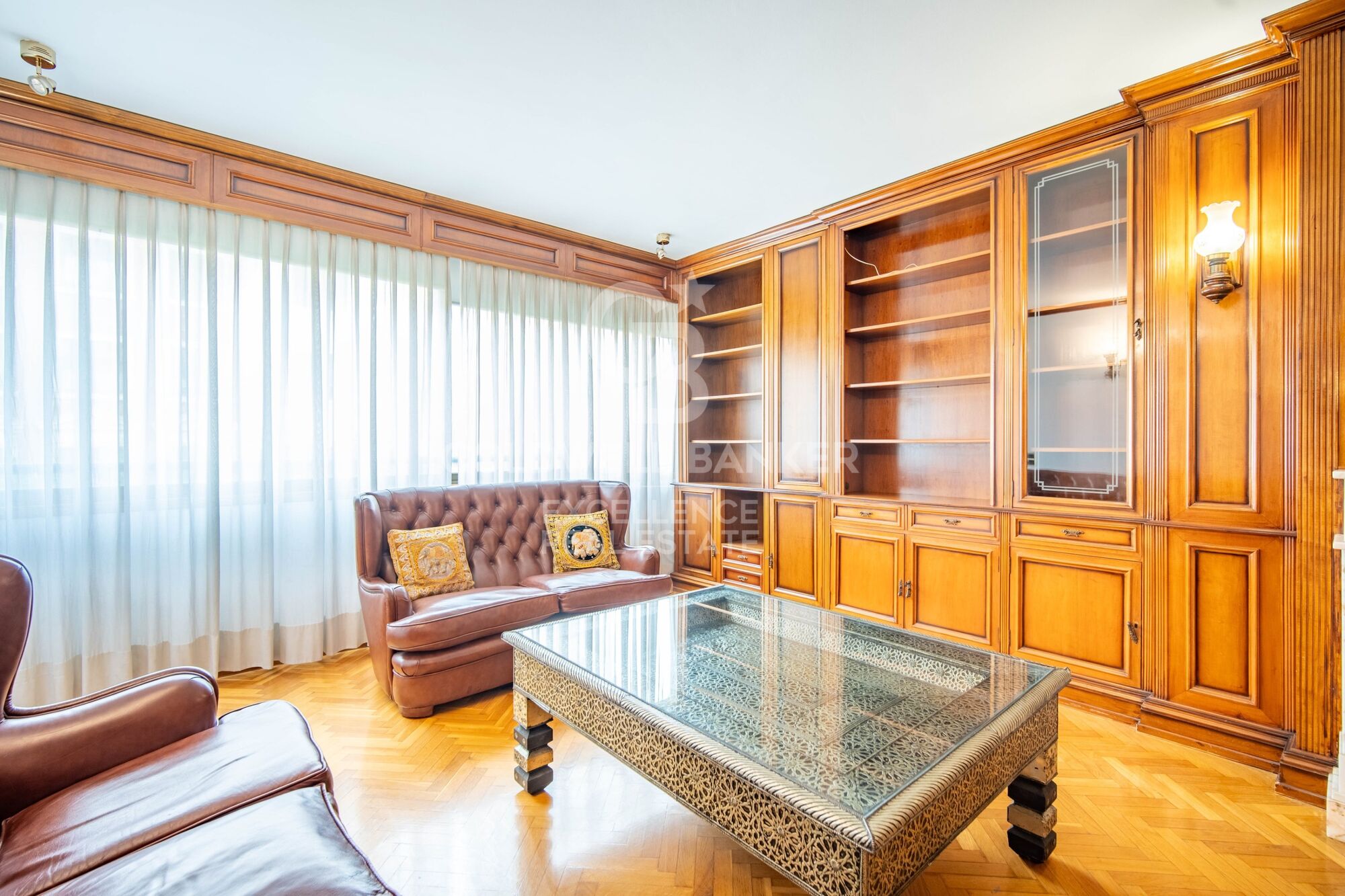 Elegant Residence on Calle Colón - Luxury and Space in Valencia's Finest Location