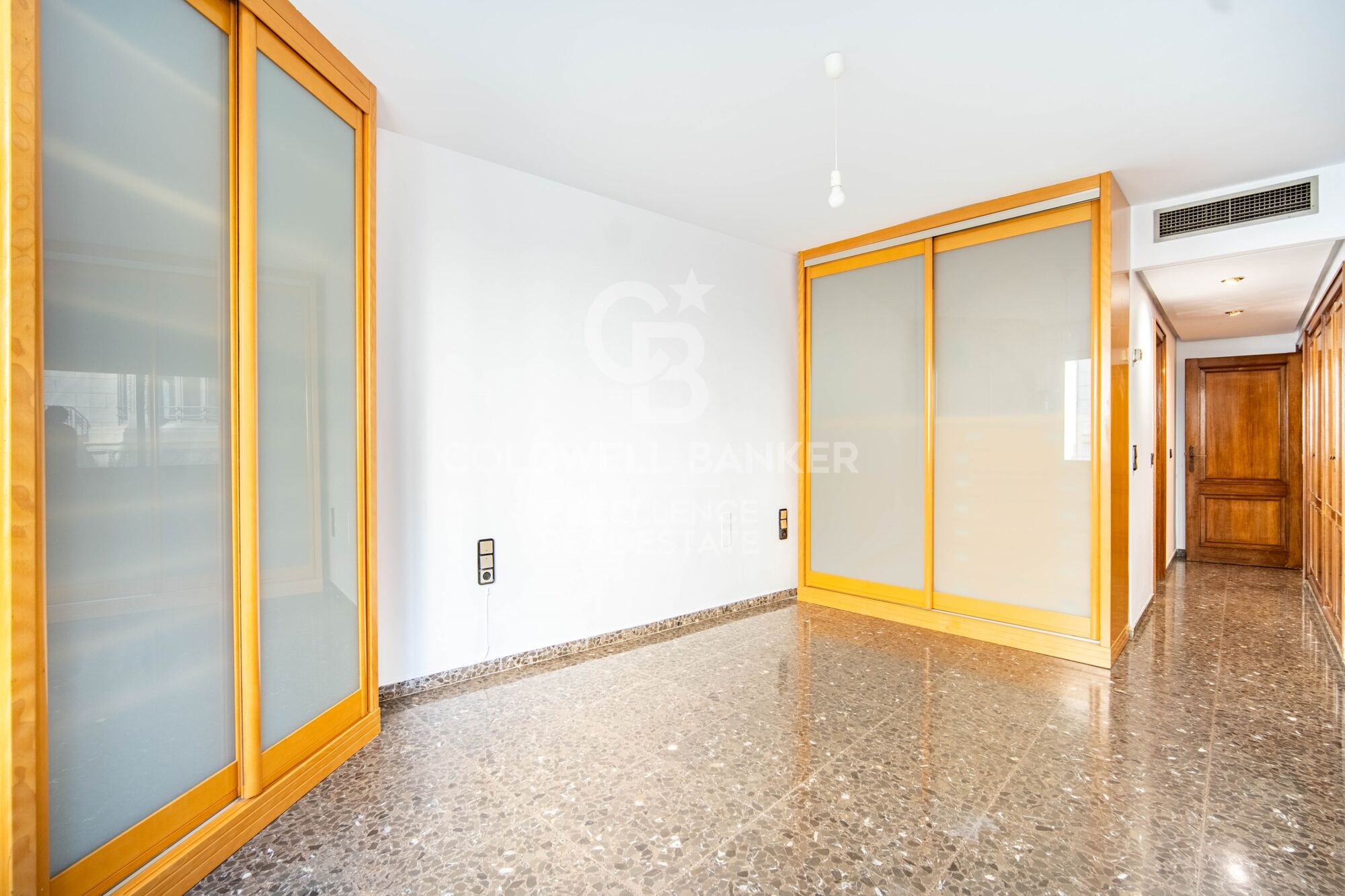 Elegant Residence on Calle Colón - Luxury and Space in Valencia's Finest Location