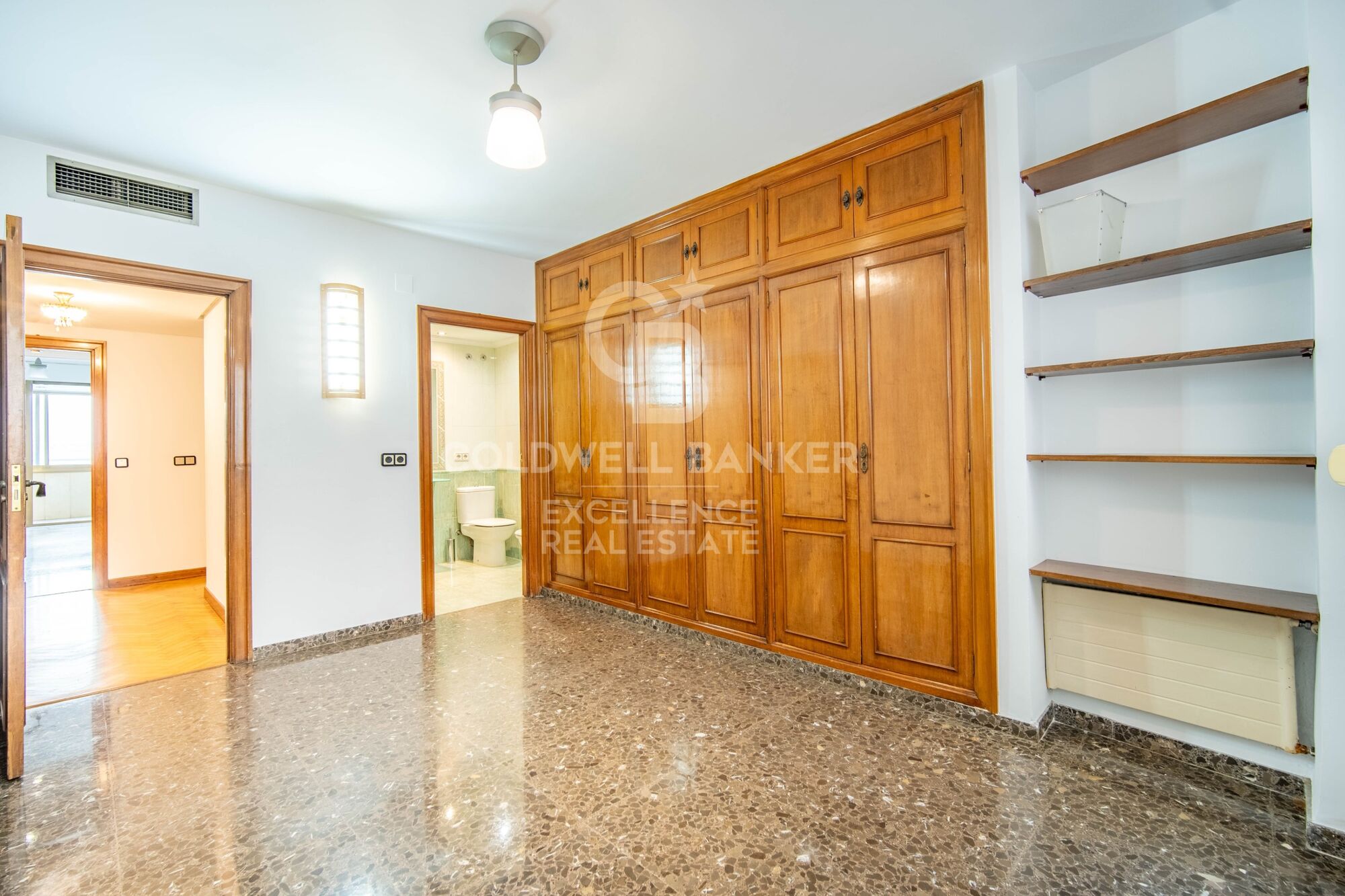 Elegant Residence on Calle Colón - Luxury and Space in Valencia's Finest Location